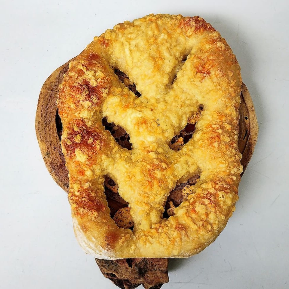 Delicie-se com a nossa Fougasse de Parmesão, uma joia da panificação artesanal, meticulosamente preparada através de uma fermentação natural. Este pão, de origem europeia, apresenta uma textura excepcional e um sabor inconfundível. O Parmesão, tostado na medida certa, acrescenta uma nota de sabor inesquecível. Esta é a escolha perfeita para quem aprecia pães de fermentação natural, ricos em sabor e personalidade.