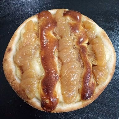 Massa especial da casa, banana com canela, com tiras de chocolate branco gratinado e doce de leite.