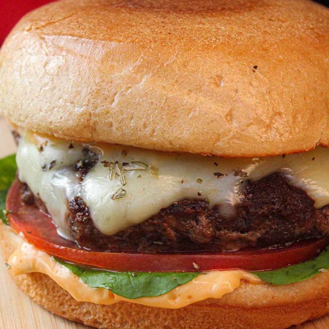 Pão de Brioche, 130g Blend da Maju, muçarela, rucula, tomate e molho especial.