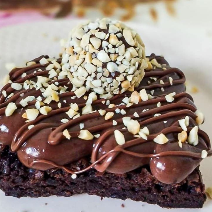 Nosso afogadinho de brownie tem uma combinação perfeita do melhor brownie que você ja provou na vida, feito com chocolate nobre meio amargo, chocolate 50% cacau , com umidade na medida certa, e uma deliciosa cobertura de brigadeiro trufado, fios de Nutella Original, e amendoim triturado. 7x7cm. Aproximadamente 115g . . . ###Tags### promocao promoção desconto entrega gratis entrega rapida oferta combo cupon cupom Nutella nutela Ninho brownie braune chocolate doce morango laka Oreo felicidade bolo no pote bolo vulcao coxinha morango ferrero rocher caseirinho pistache pavê torta brigadeiro gourmet sobremesa