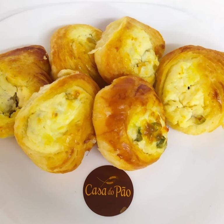 Massa fininha, assada no ponto e coberta com ingredientes selecionados. Disponível nos sabores marguerita (tomate, queijo e manjericão), alho-poró cremoso e azeitona preta. Um lanche leve, saboroso e com aquele toque artesanal que faz toda a diferença.