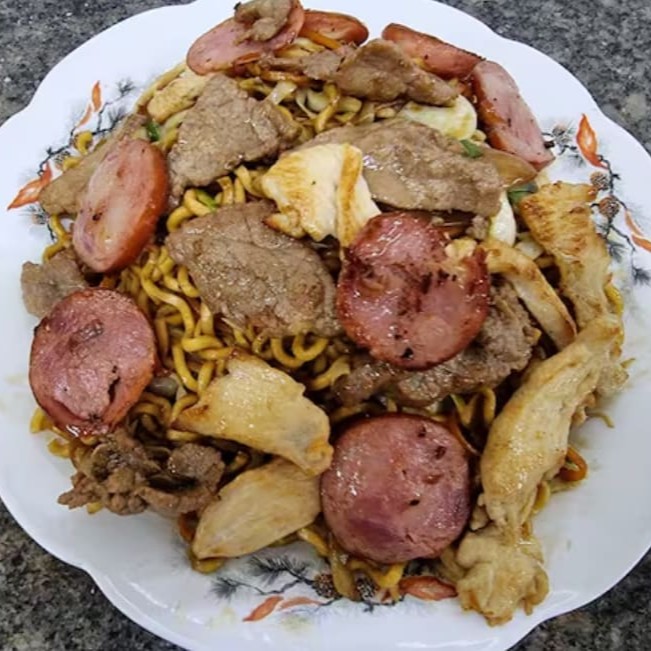 Frango + carne + calabresa suculentos , macarrão   e legumes frescos . Molho Tonkatsu que eleva cada garfada!