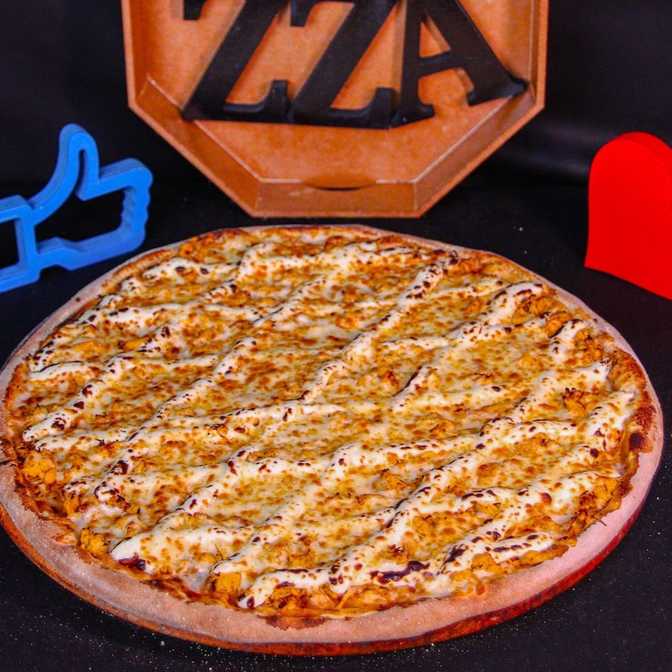 Saborosa Pizza com Molho da casa, mussarela, frango desfiado, creme de queijo e orégano