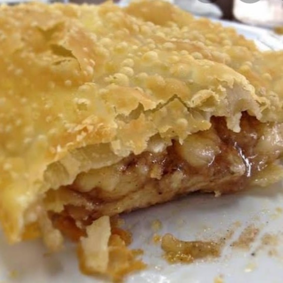 Banana frita, queijo mussarela, leite condensado e canela.
