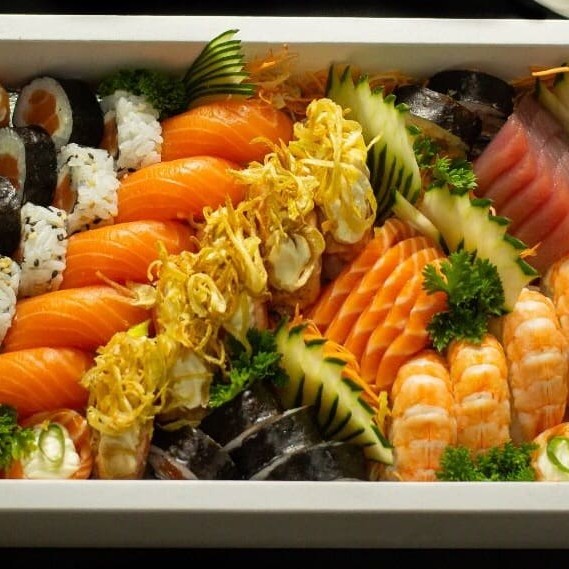 45 peças: 5 Sushi Salmão, 5 Sushi Camarão, 5 Sushi Salmão maçaricado, 5 Sashimi Salmão, 5 Sashimi Atum, 5 Uramaki Phila, 5 Makimono Phila, 5 Makimono Ebi, 5 Nikiti San.