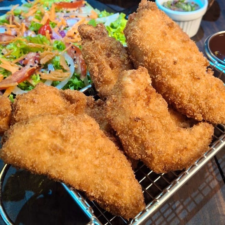 Deliciosas tiras de frango empanadas na irresistível farinha panko. Experimente essa explosão de sabores em uma porção generosa. Acompanha molho exclusivo da casa. Surpreenda-se!