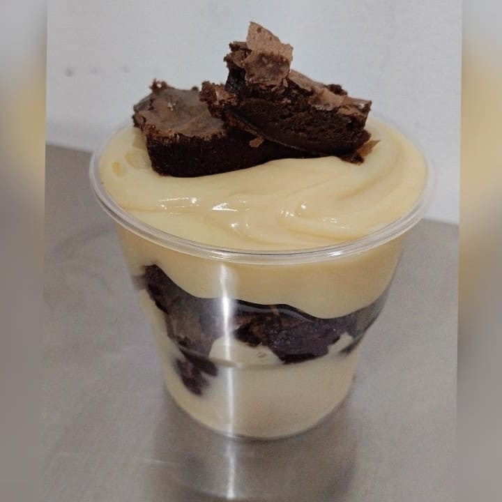 Copo Composto por Brigadeiro de leite Ninho Super Cremoso + Brownie.