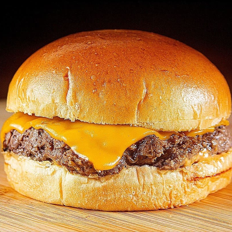 Simples só no nome, pois esse burguer é uma potência de sabor:  Pão de brioche 1 carne de smash 90g queijo cheddar molho especial