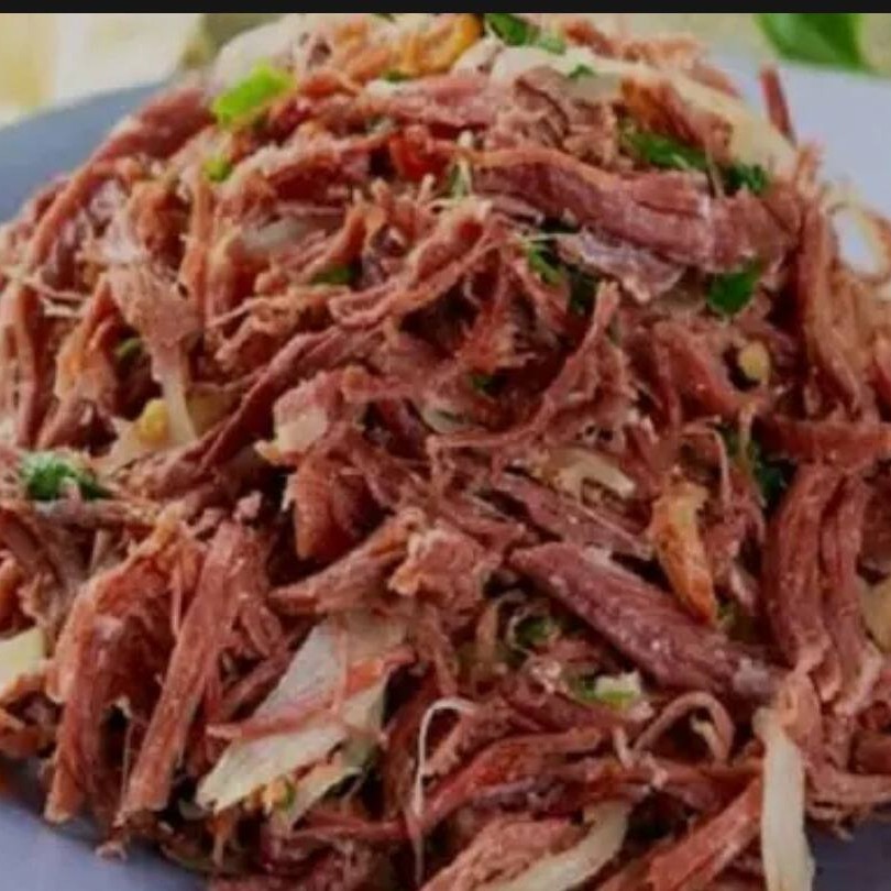 Carne Seca Desfiada com cebola e batata, o prato vai bem servido para duas pessoas! Nossos pratos vão sem ossos, sem peles, sem excesso de gorduras, sem nervos, sem “pelancas”, enviamos apenas a carne, o cliente não tem perda alguma! Trabalhamos com as melhores carnes do mercado, para levar a melhor experiência para nossos clientes! Sabor inigualável! Acompanha batata no prato! Aprox. 600g Serve a