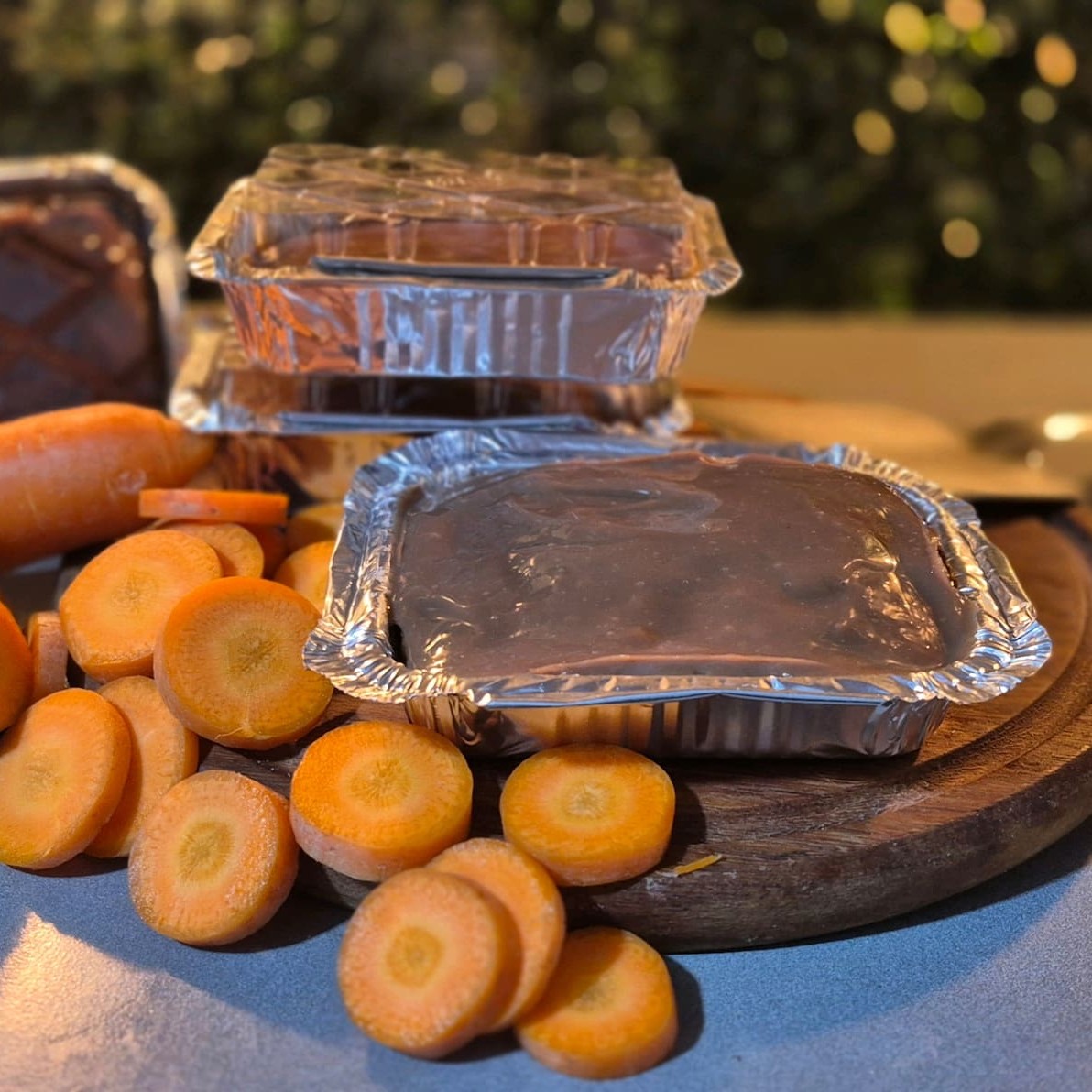 Delicioso bolo na marmitinha feito de cenoura com calda de chocolate