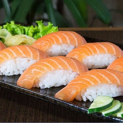 Descubra o encanto da autêntica culinária japonesa com nosso Sushi de 5 peças. Cuidadosamente preparado por nossos chefs especializados, cada peça é uma combinação perfeita de sabores frescos e texturas delicadas. O arroz de sushi, preparado com vinagre e açúcar, é suavemente pressionado contra o peixe mais fresco da estação, criando uma experiência gastronômica inesquecível. Esse é um prato ideal para os amantes de sushi que apreciam a simplicidade e a sofisticação da arte culinária japonesa. Surpreenda-se a cada mordida!