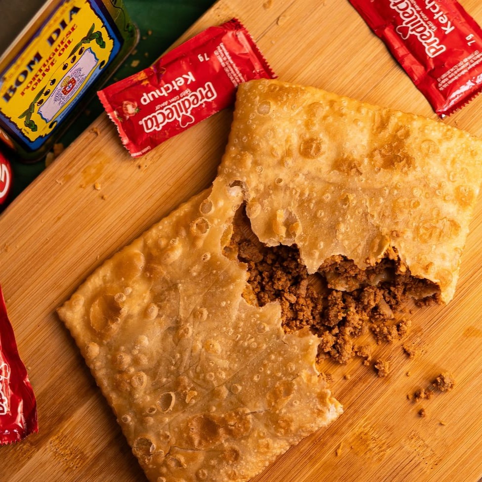 Uma deliciosa combinação de carne suculenta e temperos especiais, envoltos em uma massa crocante e dourada.  Pastel com aproximadamente 19cm.