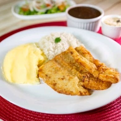 Desfrute de um prato fresco e saboroso, com filé de peixe frito, servido com arroz soltinho, feijão saboroso, farofa crocante com calabresa (em embalagem separada) e mais um acompanhamento à sua escolha. Nossas refeições são servidas em embalagem de isopor de aproximadamente 700ml.