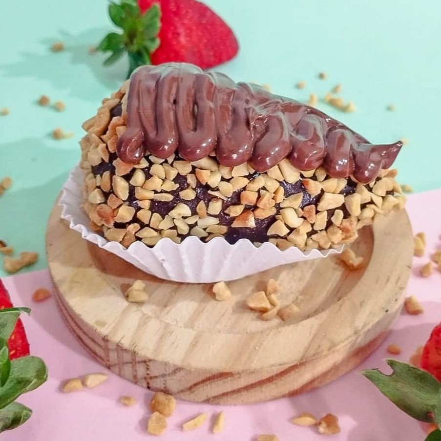 A coxinha de morango é preparada com nosso delicioso brigadeiro de chcocolate feito com leite condensado integral e cacau 50%, que deixa sua textura lisinha e com sabor incrível. Agora imagina essa massa de brigadeiro recheada com morango, cada mordida é uma explosão de sabor. E para finalizar, é passada no amendoim triturado, e decorada com fios de Nutella Original. Peso de 80g independente do tamanho do morango que pode variar.    tags coxinha de morango, Ninho, Nutella, promo, desconto, cupom, ferrero, amendoim