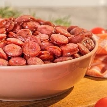Este prato, intitulado 'Linguiça fina com couve e farofa', da categoria 'Linguiça e Carré', é uma deliciosa combinação de sabores autênticos. Compreende uma linguiça fina suculenta, perfeitamente grelhada para realçar seu sabor marcante. Acompanha uma porção generosa de couve mineira, fresca e tenra, preparada ao estilo tradicional. A farofa da casa, crocante e bem temperada, acrescenta uma textura única ao prato. Para completar, oferecemos arroz e feijão, cozidos à perfeição, que trazem um toque de conforto caseiro. Um prato verdadeiramente completo, equilibrado e saboroso para satisfazer os paladares mais exigentes.