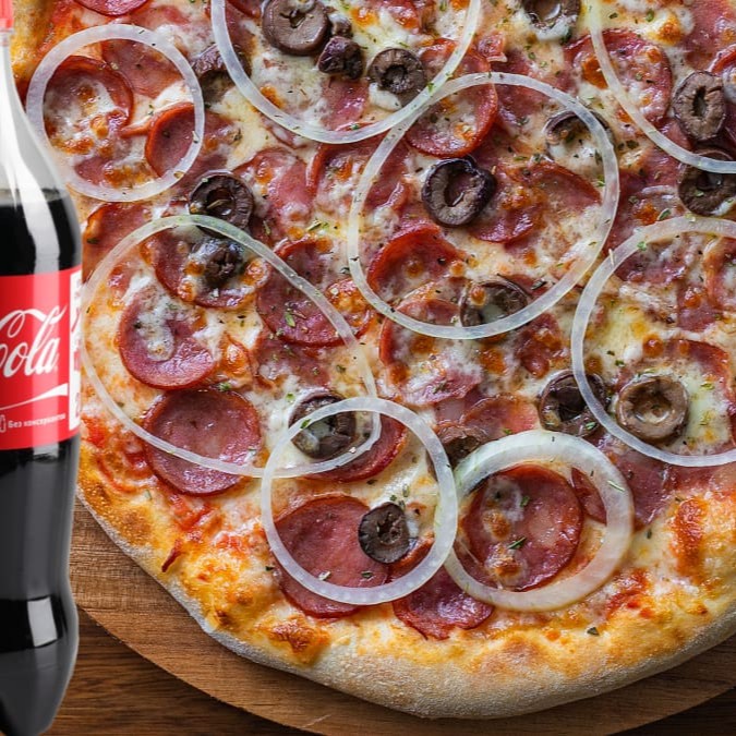 Nossa massa caseira, fininha e crocante feita com farinha italiana 5 estagioni, bem assada no forno a 430º. Massa artesanal livre de ovos e lactose, feita massa de longa fermentação, (à partir de 48 horas) para melhor sabor, leveza e digestibilidade, nossa muçarela feita artesanalmente, usamos Catupiry Original, molho de tomate feitos com tomates pelati italianos, feita com os melhores e mais frescos ingredientes. Gigante - 35cm - 8 fatias