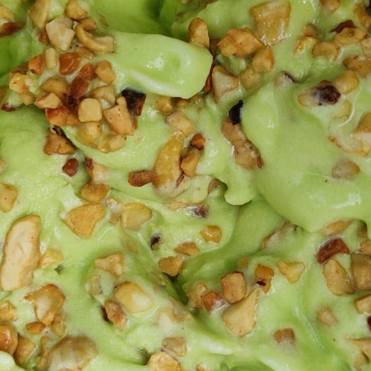 O sofisticado sorvete artesanal de pistache mesclado com pedaços de castanha de caju.