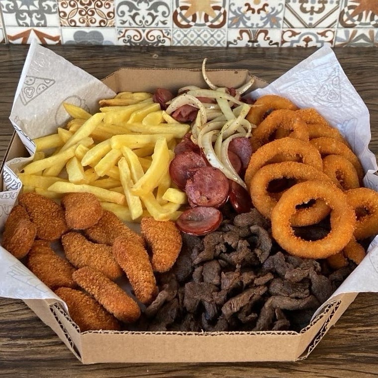 Farta porção de petiscos na caixa de pizza para você reunir seus amigos e familiares sem precisar ir para a cozinha! Aprox: 1.200kg