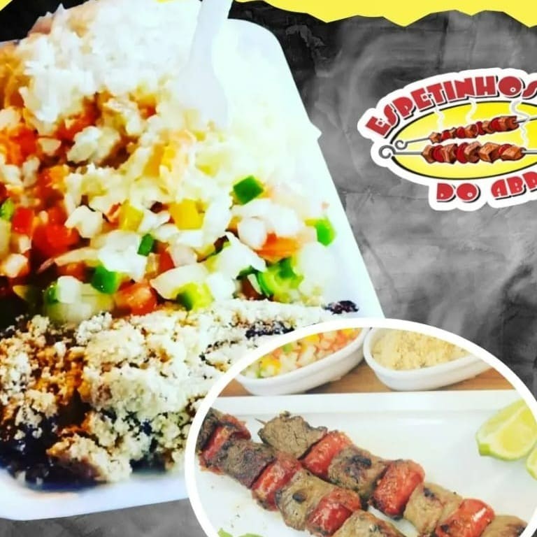 Uma refeição completa, meticulosamente planejada para agradar ao paladar mais refinado. O prato é composto por arroz branco, suave e soltinho, acompanhado de uma irresistível salada de maionese, repleta de pedaços macios de batata e cenoura. Nossa exclusiva adição do tradicional molho à campanha confere um sabor insuperável ao prato. A cereja do bolo é a farofa crocante e perfeitamente temperada, que cria um contraste incrível de texturas. Para completar sua experiência culinária, a refeição acompanha dois espetos de sua preferência. Um prato completo que irá surpreender seus sentidos!