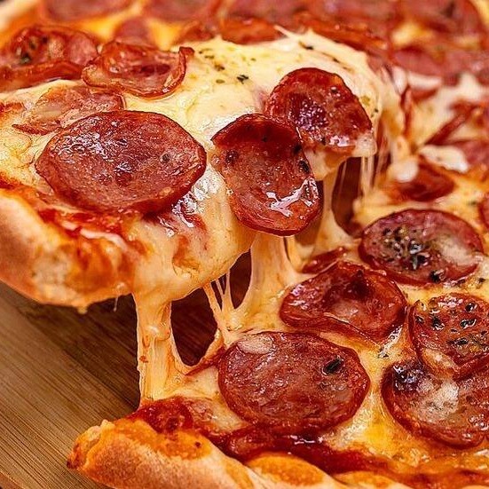 Molho de tomate, mussarela, azeitona, calabresa e cebola