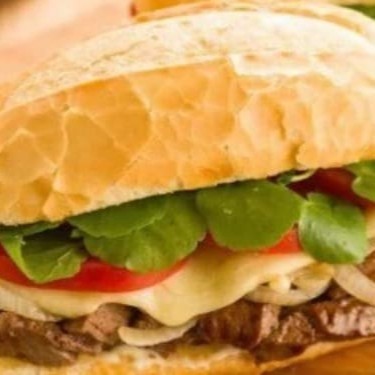 Este não é apenas um sanduíche, é uma obra-prima gourmet da categoria 'Sanduíches'. Apresentamos o 'Sanduíche de Filé Mignon com um Molho Especial da Casa'. Este prato é uma combinação harmoniosa de pão de sal crocante, com uma camada generosa de alface fresca e tomates suculentos. Para adicionar um toque de indulgência, ele é adornado com a suave e derretida mussarela, e coroado com dois ovos fritos perfeitamente preparados, que agregam uma textura cremosa ao conjunto. Cada mordida é uma experiência única e deliciosa, graças ao nosso molho especial da casa, que acrescenta um toque secreto e inesquecível.