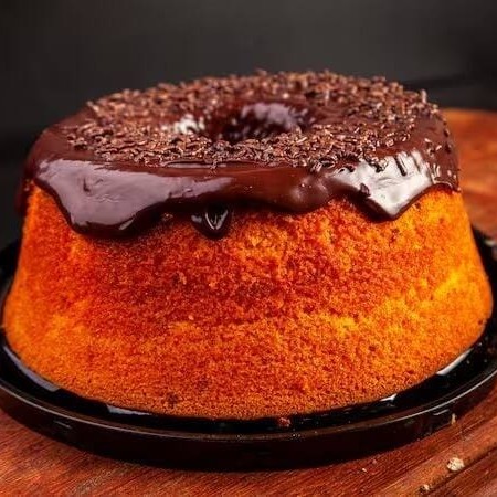 Bolo de cenoura com avelã, feito artesanalmente, com textura aveludada.