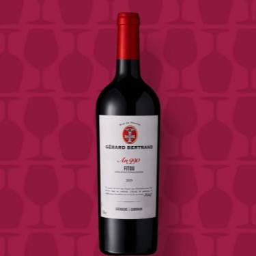 "O blend de Grenache e Carignan vem de Fitou, a mais antiga denominação do Languedoc. Marcado por um clima seco entre o Mediterrâneo e Corbiéres, as vinhas desfrutam de solos argilo-calcários em encostas íngremes. Desta variedade de camadas geológicas emerge toda uma paleta de nuances expressivas. O G. Bertrand Héritage Fitou ""An 990"" 2019 tem corpo médio, aroma frutado e foral com acidez viva e saborosa."