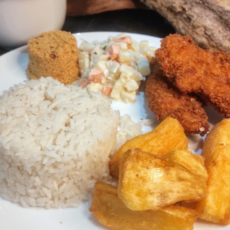 Delicioso frango empanado na crocante farinha panko, garantindo uma textura irresistível. Acompanha arroz soltinho, feijão fresquinho, farofa crocante, maionese e sua escolha entre batata frita ou aipim frito. Uma refeição completa e saborosa!