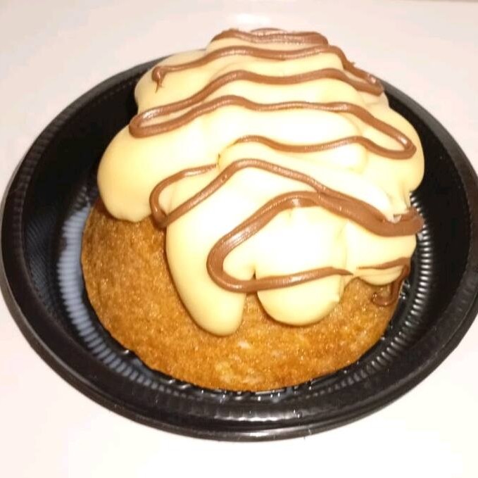 esse mini bolo vulcão é uma explosão de sabor em cada mordida! com uma base fofinha e dourada,o bolinho é generosamente recheado e coberto com um creme de leite ninho super cremoso,que escorre de maneira irrestivel pelas laterais . Para completar, uma deliciosa cobertura de creme de avelã dá o toque final com muito sabor e elegancia .pequeno notamanho, mas gigante na intensidade - perfeito para quem ama  sobremesas cremosas,docinhas e cheias de charme !