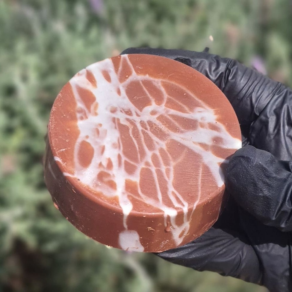 Maravilhoso big bombom com casquinha de cobertura de chocolate, Nutella, Kinder Bueno em pedaço e creme branco. Uma combinação deliciosa.