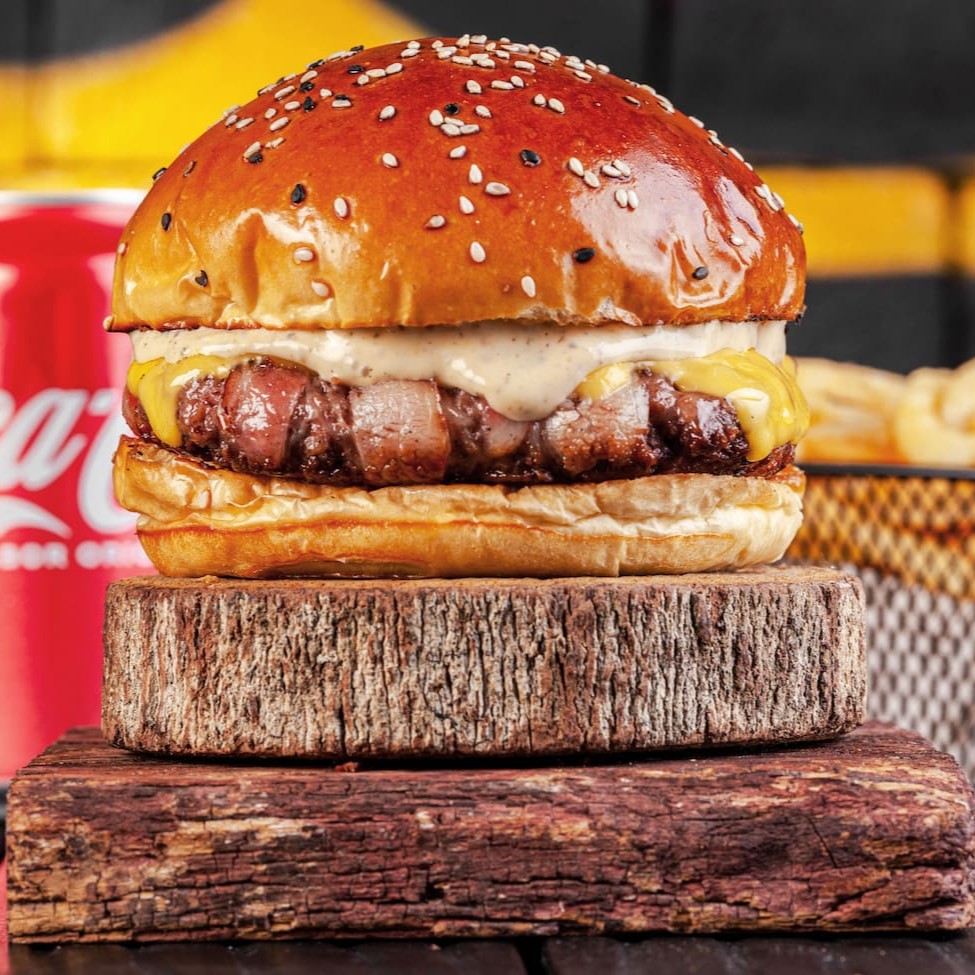 Pão brioche prime, carne blend 160g envolto em fatias de bacon, queijo mozarela e Molho Fire (Maionese De Chimichurri Defumado).   + Acompanhamento + Bebida