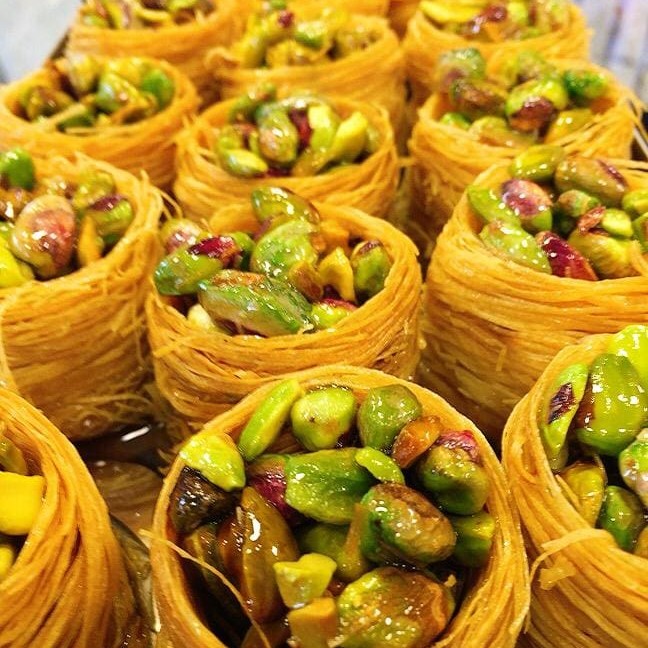 Doce tradicional da culinária libanesa, o Ninho de Pistache é elaborado com massa de Knefe bem fininha, enrolada como Ninho e recheada com pistache.