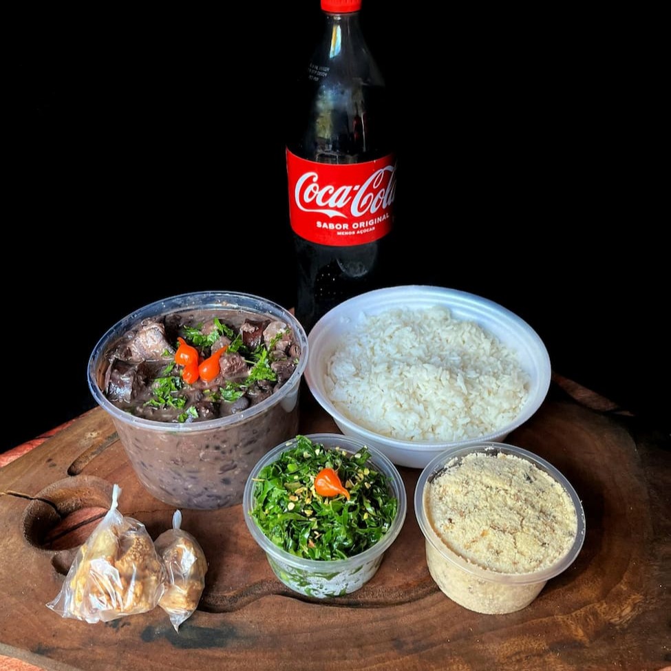 Feijoada bem temperada, calabresa, carne seca, lombo, costelinha e baycon Arroz branco, couve mineira, farofa, torresmo.