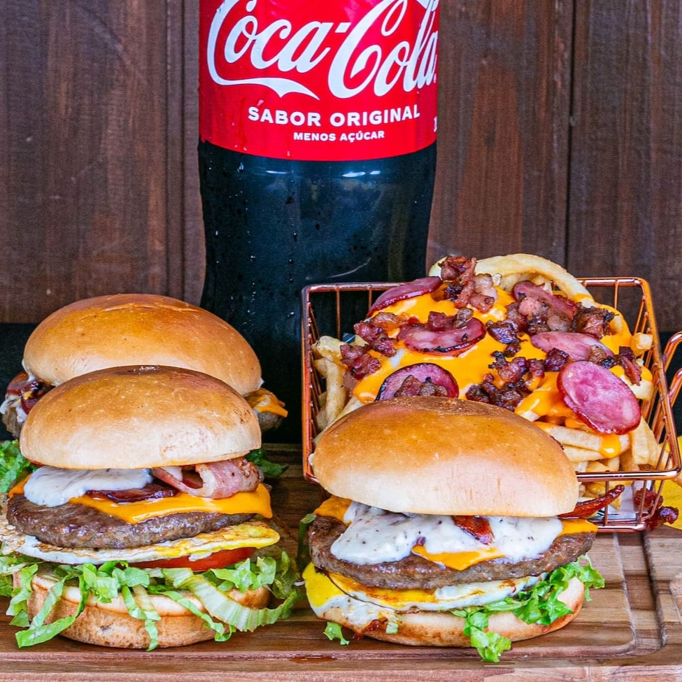 Saboreie a combinação perfeita com seus melhores amigos: 3 irresistíveis X-Tudo suculentos de carne, acompanhados de Batata Maluca crocante e uma refrescante Coca-Cola de 1,5 litros. Uma explosão de sabores que vai deixar seu paladar pedindo mais! Ideal para compartilhar!