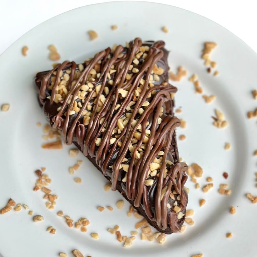 Com base do nosso Bendito Brownie recheada com brigadeiro gourmet e finalizada com amendoim e fios de Nutella!