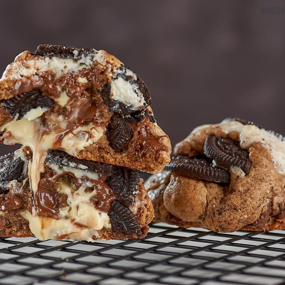 O Choc Chip se fundiu com pedaços de Oreo e adicional de gotas de chocolate branco para formar esse cookie delicioso, também sem recheio.