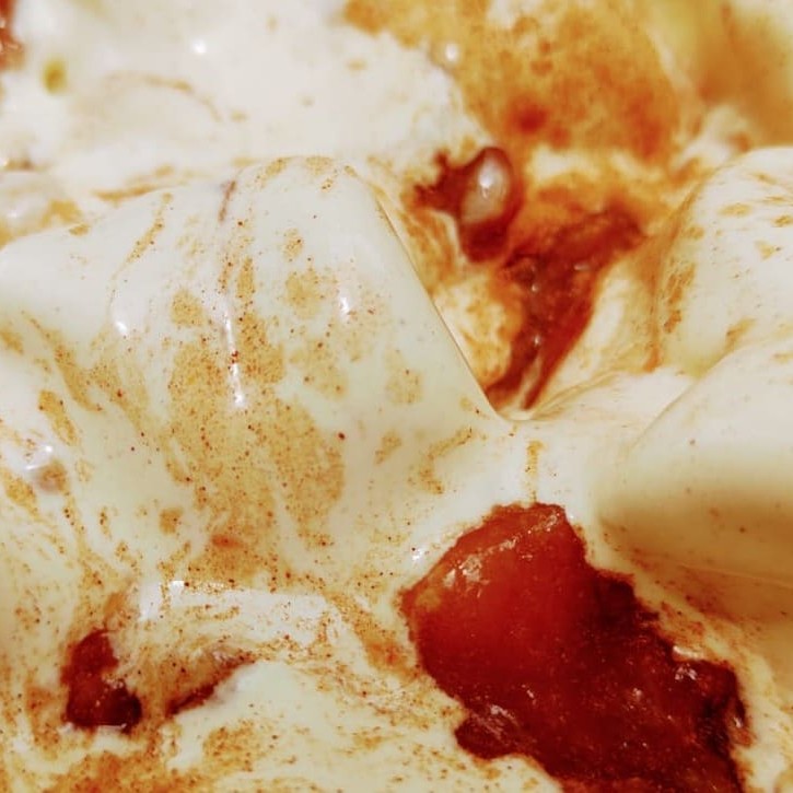 Sorvete artesanal com toques de banana e canela, mesclado com um delicioso e caseiro doce de banana