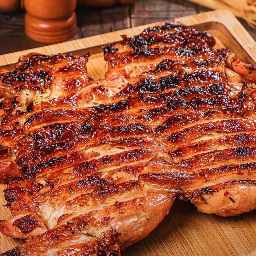 Tem direito a 2 acompanhamento de sua preferencia ou a guarnição a campanha que contém arroz branco,farofa de ovos,batata frita e molho a campanha.