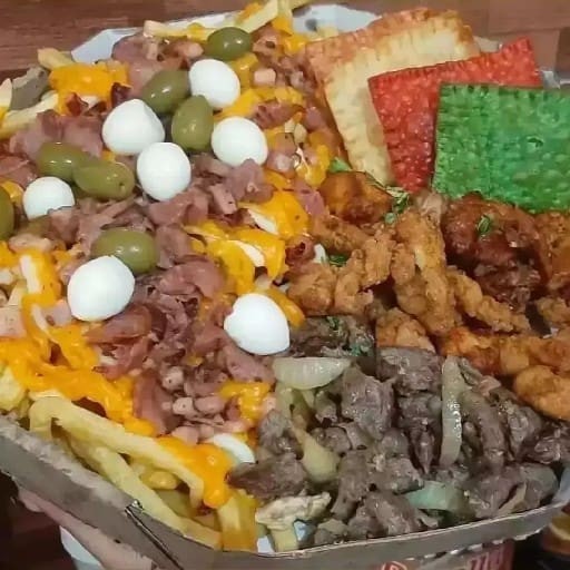 Batata frita, cheddar,  Catupiry, Bacon, Calabresa, Aipim frito, ovo de codorna, azeitona, frango a passarinho, iscas frango e carne, mini pastéis.