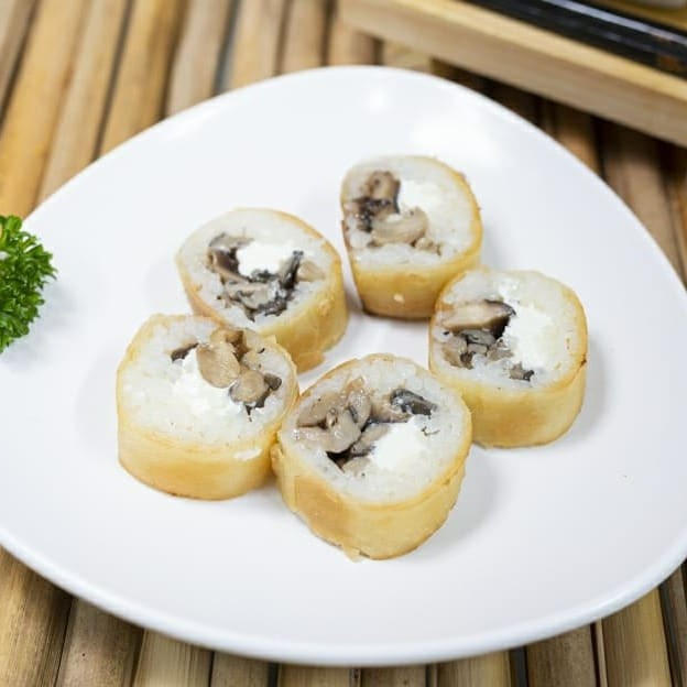 Mix de shitake e shimej com berinjela salteada e arroz e cream cheese (Original ou vegano) envolto em massa vegana (farinha, água e fermento) fina e crocante. Acompanha: 1 molho shoyu