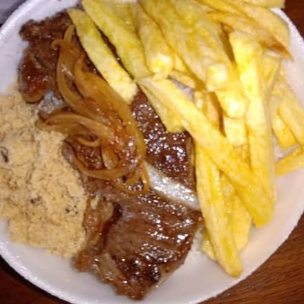 Arroz, feijão, farofa,  macarrão salada ( alface e tomate) e batata fritas