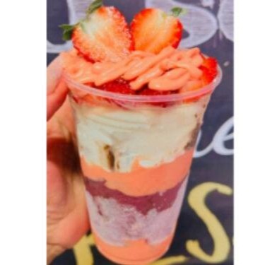 Juntamos os ingredientes mais pedidos em 3 perfeitas camadas. Creme especial de morango, morangos frescos picados, leite em pó e açaí/sorvete de sua escolha. Uma verdadeira tentação para os amantes de morango e açaí!