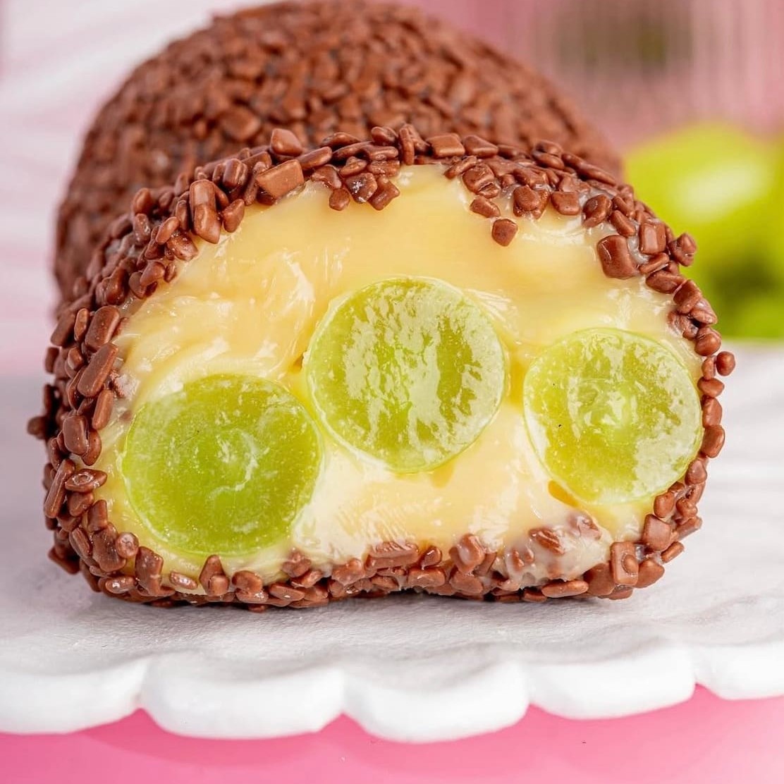 Brigadeiro de ninho em volto de 3 uvas deliciosas