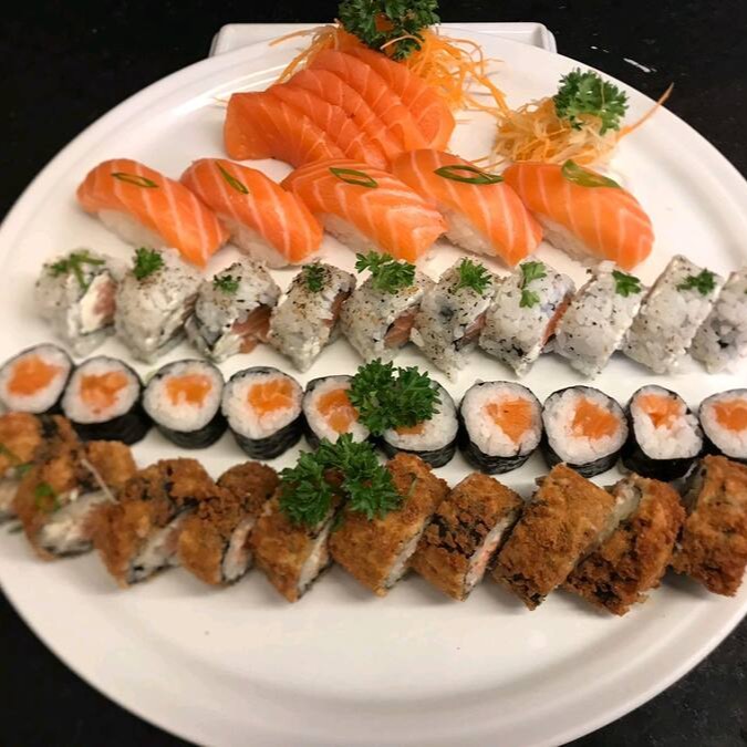 10 uramaki Philadelphia + 10 hot Philadelphia crocante + 5 sushi de salmão + 5 sashimi de salmão + 5 salmão maki
