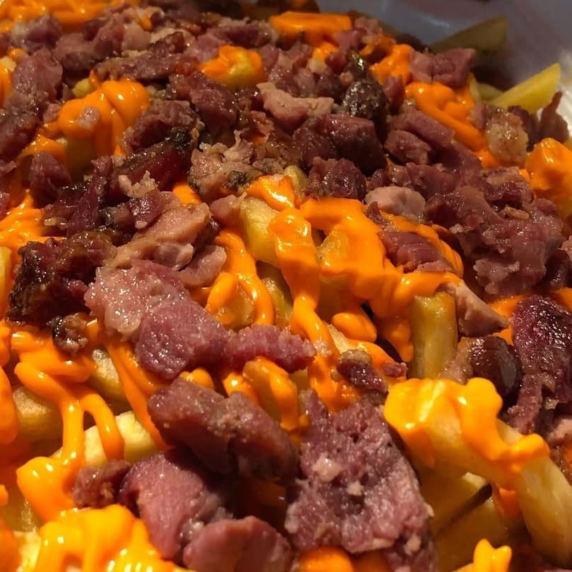 Batata frita com  carne seca desfiada, cheddar e bacon.