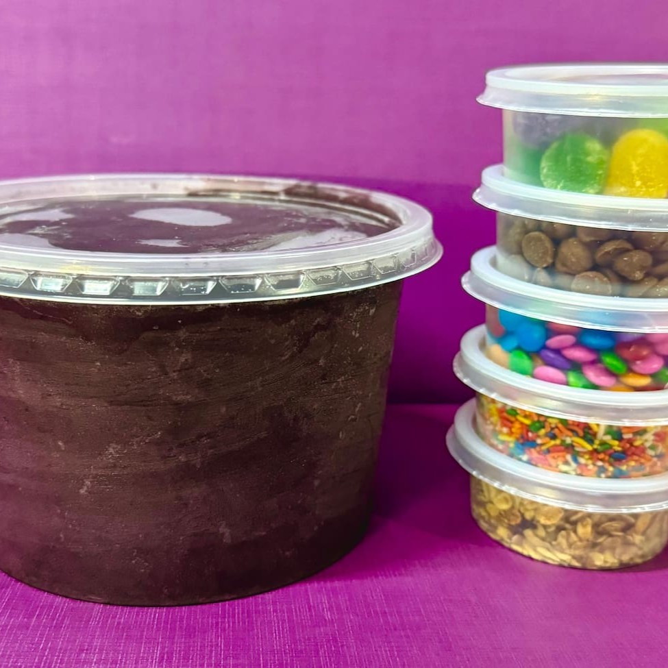 Nessa opção você escolhe seu açaí que vai no pote de 1 litro + 4 complementos nos potes de 75ml + 1 calda no pote de 75ml. Obs.: 75 é o volume do pote, não é o peso. O peso em gramas varia de acordo com o complemento escolhido, não aceitaremos reclamações referentes ao peso do produto.