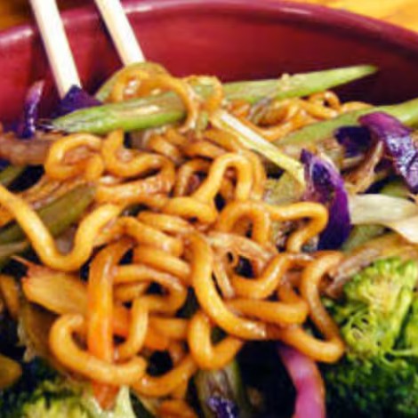 Perfeito para vegetarianos e amantes de uma alimentação leve, nosso Yakisoba de legumes traz uma seleção colorida e fresca de vegetais, incluindo cenoura, brócolis, repolho, pimentão e cebola, salteados com macarrão no ponto certo. Tudo é envolvido em um molho especial que realça o sabor natural dos legumes, tornando o prato leve, nutritivo e delicioso, ideal para quem busca sabor e saúde em uma refeição só.