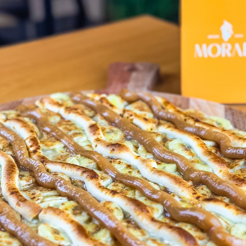 Leite condensado, mussarela, banana, chocolate branco e doce de leite.