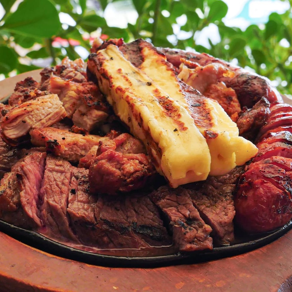 Uma deliciosa porção mista com 300g de ancho Premium, 300g de filé de sobrecoxa, 2 linguiças de pernil e 2 queijos coalhos.