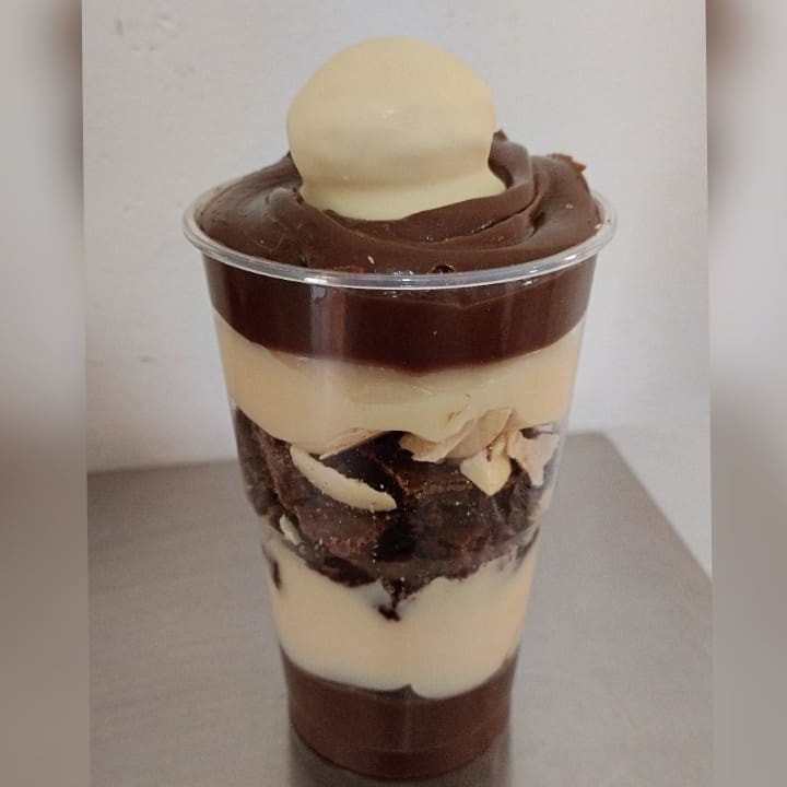 Copo Composto por Brigadeiro 50% + Brigadeiro de Leite Ninho Super Cremoso + Camadas de Brownie + Bombom Ouro Branco.